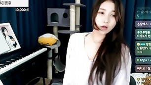SUPER sexy Korean babe accidentally shows off tits whlie dancing